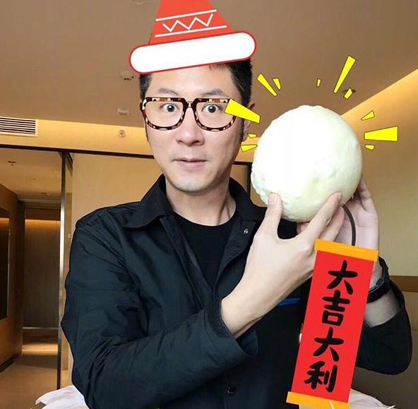 晒晒任重生活中的家，卧室大床太简单了，床头直接刷成一片黑色