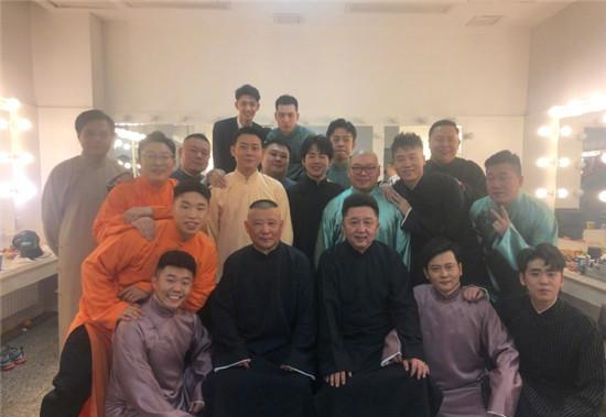 德云社|德云社团综杀青，栾云平发感慨烧饼晒合影，爱徒和儿徒画风迥异