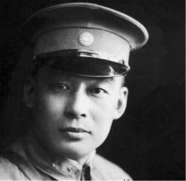 胡宗南：老人到部队看望儿子: 让你们军长出来! 军长: 不认识这老头!