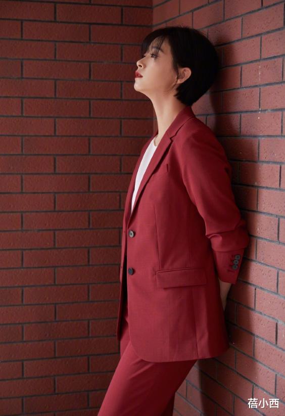 #西装#蒋欣只是剪了短发和空气刘海，感觉脸都变小了，穿红色西装更显瘦