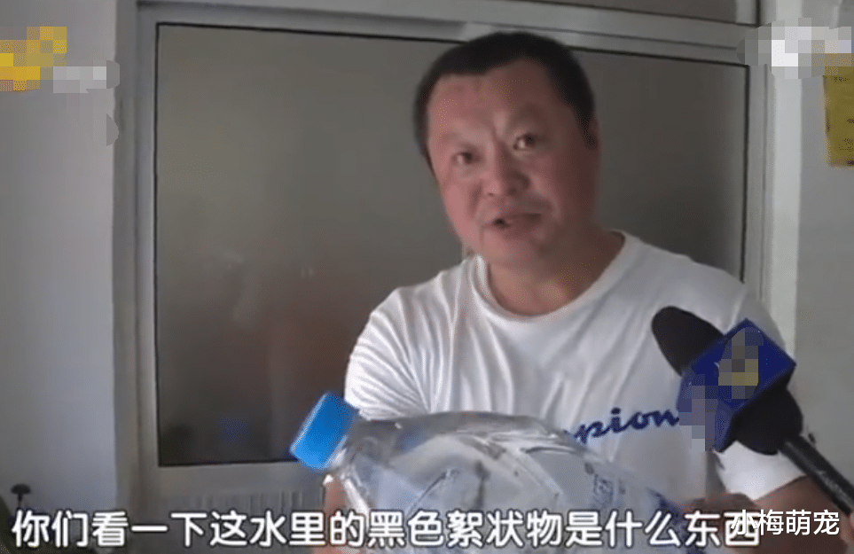 脑供血不足：买55箱苏打水，喝完后出现腹痛腹泻，记者上门了解，男子怒了
