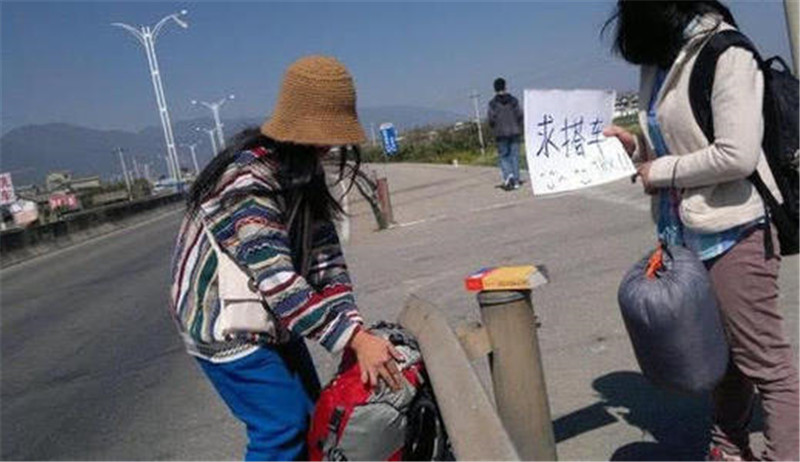 穷游|川藏线上的穷游女，向司机举牌子，为啥司机不愿停？麻烦太多了