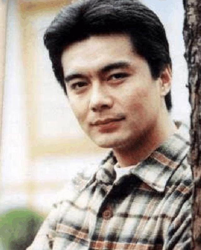 【许亚军】许亚军和何晴的儿子男大十八变,比童年帅气,但被吐槽像东南亚人