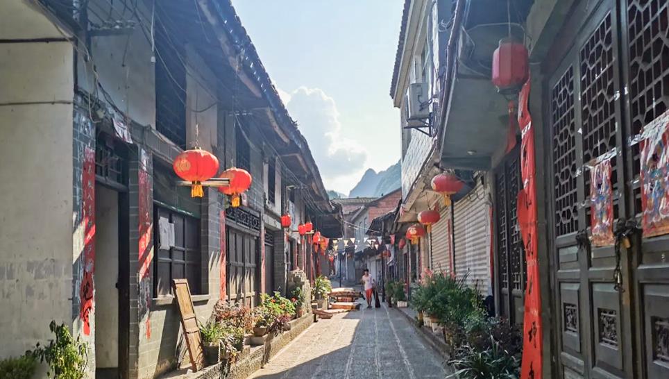 古镇|秦岭山下这座被人遗忘的千年古镇,有着传奇的吊脚楼,游客很少