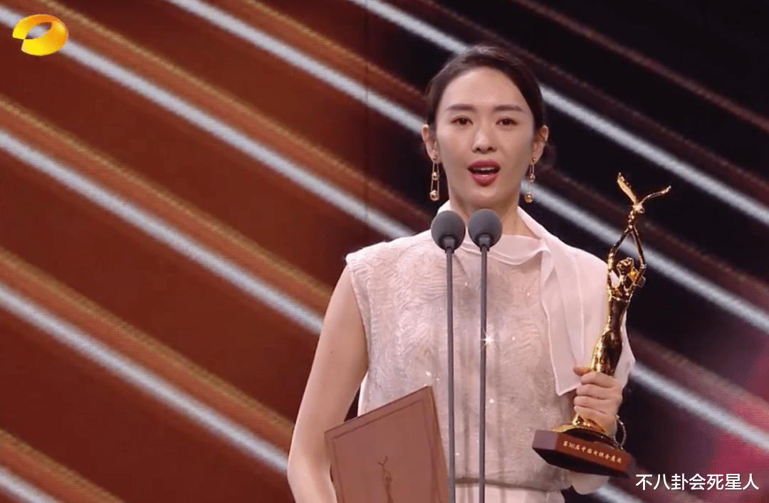 颁奖礼|金鹰颁奖礼显寒酸，台下明星坐得很拥挤，刘涛几次嘴瓢靠何炅救场