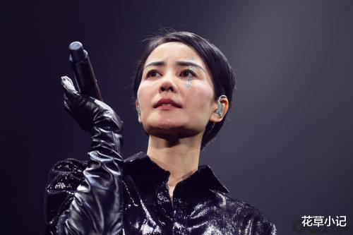 王菲：靠一首没有歌词的神曲走红，却批评王菲没有唱功，网友：你配吗？