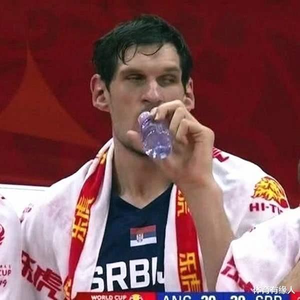 「伊巴卡」NBA巨人喝水有多夸张?奥尼尔把矿泉水变口服液,伊巴卡直接用桶