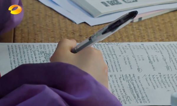 「」张子枫边录节目边冲刺高考！镜头扫到桌上的“错题本”，高三生活过于真实了