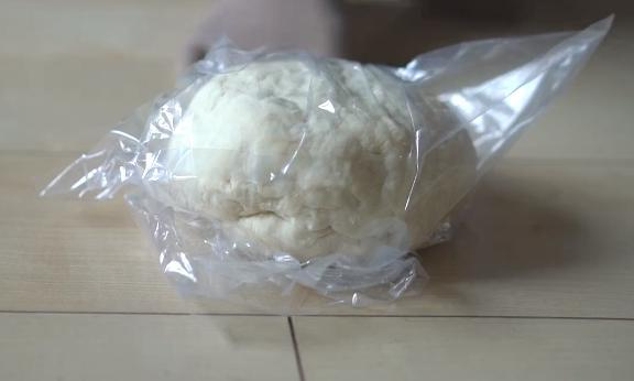 『手擀面』做手擀面不劲道还粘连？和面有妙招，除了加水再加点它