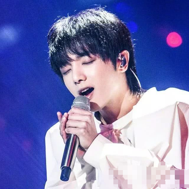 王一博■最新音乐专辑榜:张艺兴第五,王一博第四,华晨宇第三,他超越蔡徐坤夺冠