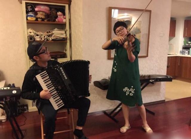 带你看看王铮亮的家，他是名副其实的音乐人，家里简直是个音乐厅