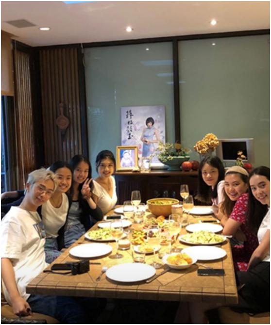 伊能静|庾澄庆儿子和6个美女吃饭，私下酷爱穿裙子，还称52岁妈妈小可爱
