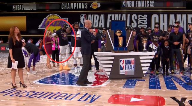 勒布朗·詹姆斯|尴了个尬!肖华示意JR颁奖,詹姆斯躲后面,谁注意肖华这举动:还有谁敢