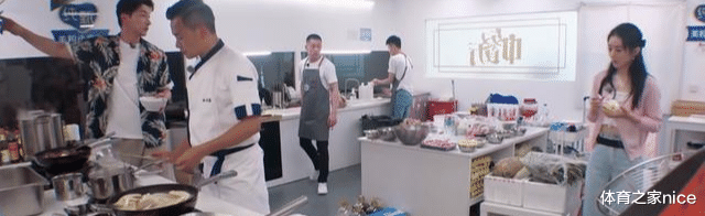 赵丽颖|赵丽颖穿露脐装，比小12岁李浩菲还潮，说话不注意方式，败好感