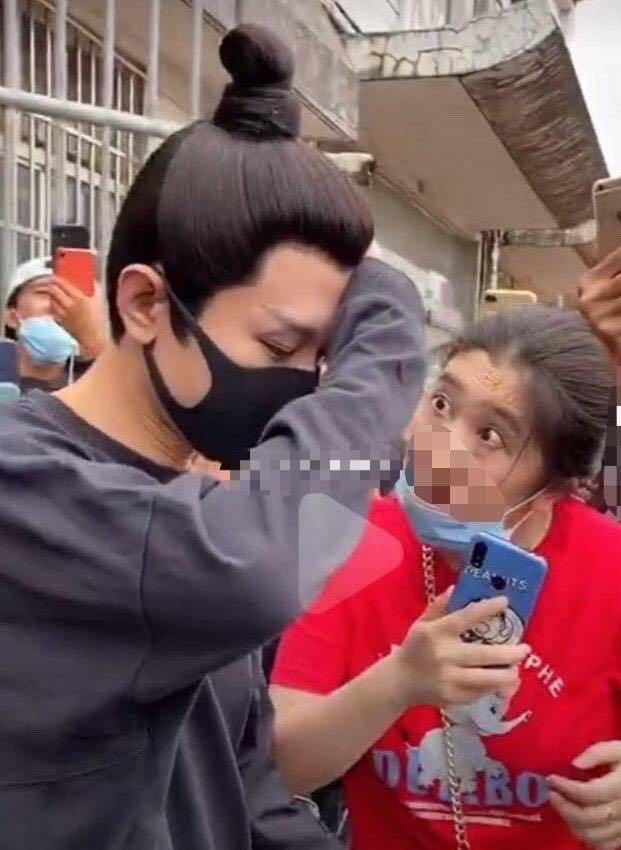 成毅|发布会全程黑脸掉粉12万！成毅心态崩了，捂脸走路当街卖惨