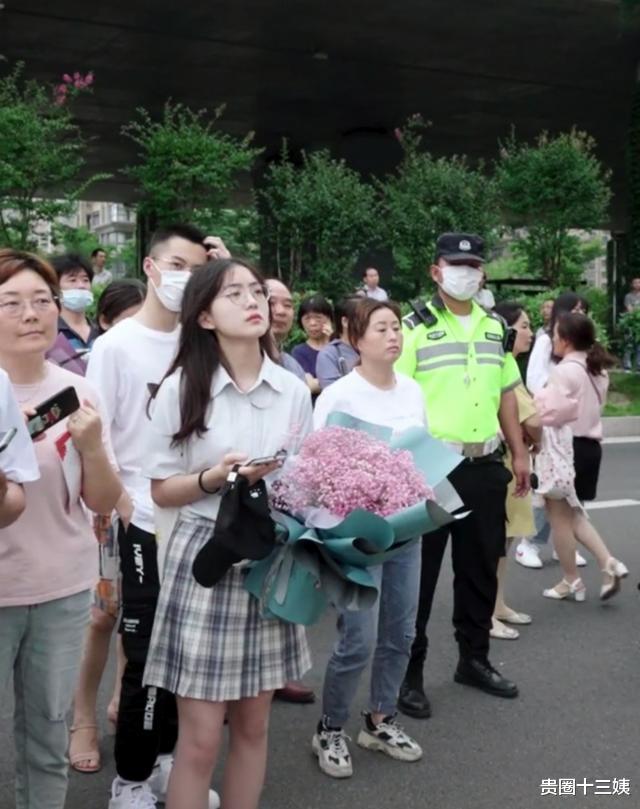 女孩|高考最美送花女孩爆红，两天涨粉120万，清纯度不输章泽天