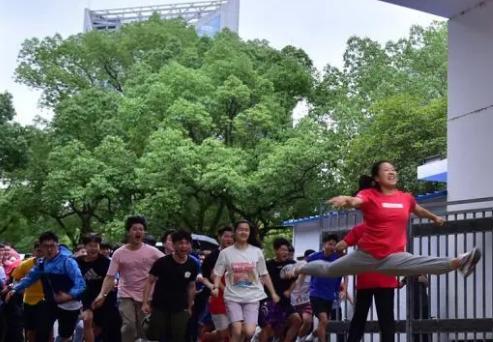 女孩|还记得那个走出考场跳“一字马”的女孩吗？她被中国美院录取了