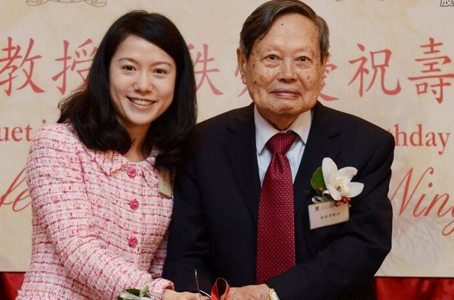 翁帆|98岁杨振宁与44岁妻子近照曝光：翁帆这16年经历了什么？