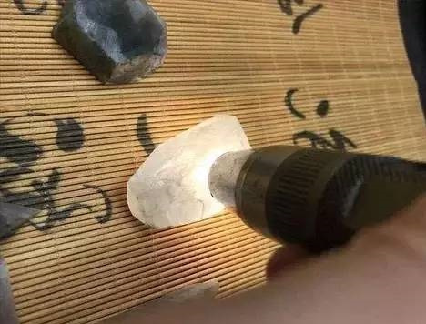 [翡翠]不听劝阻的小哥买下翡翠原石，切开后变种，最后成功回本！