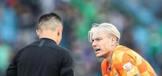 中超|中超赛场再现废人动作，球员直接被抬下，替补席大将欲反击