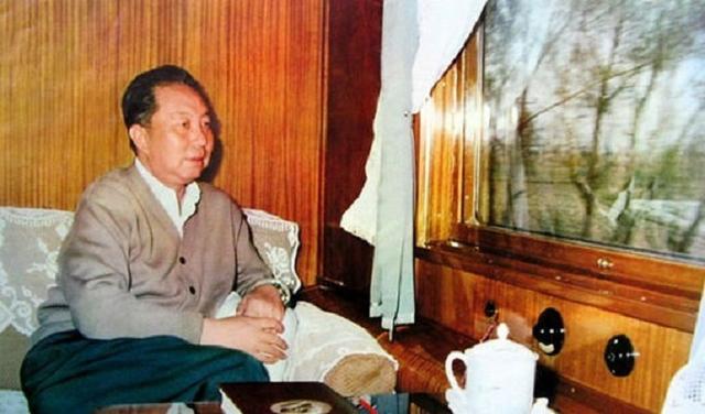 外敌入侵|华主席每次去伟人纪念堂，都要三鞠躬后大喊一声，晚年生活十分低调