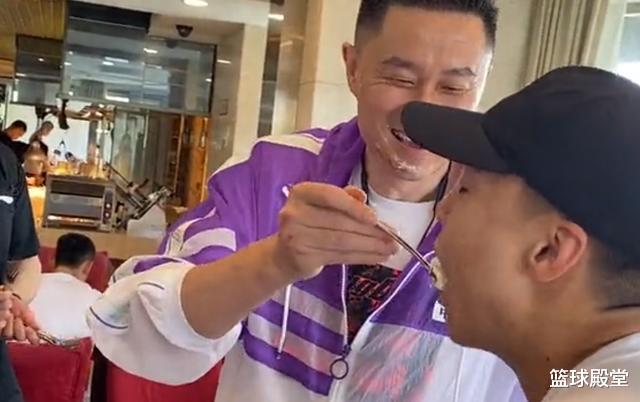 杜锋|杜锋生日,巩晓彬鼓掌,赵睿亲切服务,全队享受投食,胡明轩亮了