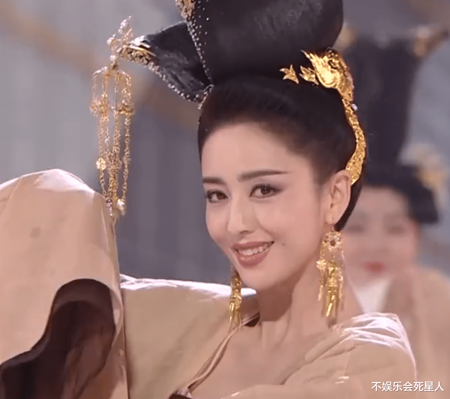 『佟丽娅』佟丽娅穿古装跳舞，看清她手部做的美甲，这才是对古装最大的尊重