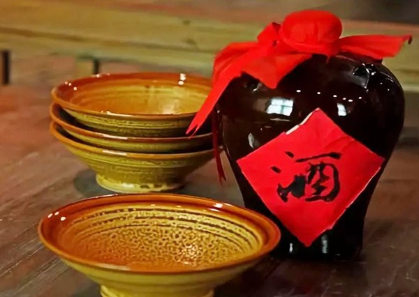 「」不论是什么牌子的酒，只要酒瓶身上有“这排字”，都是勾兑酒