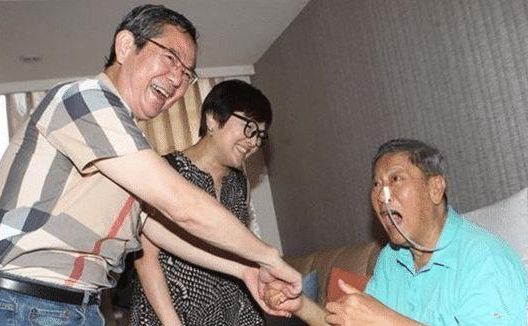 春晚|因春晚“一炮而红”,意外摔成傻子妻离子散,情人却21年不离不弃!