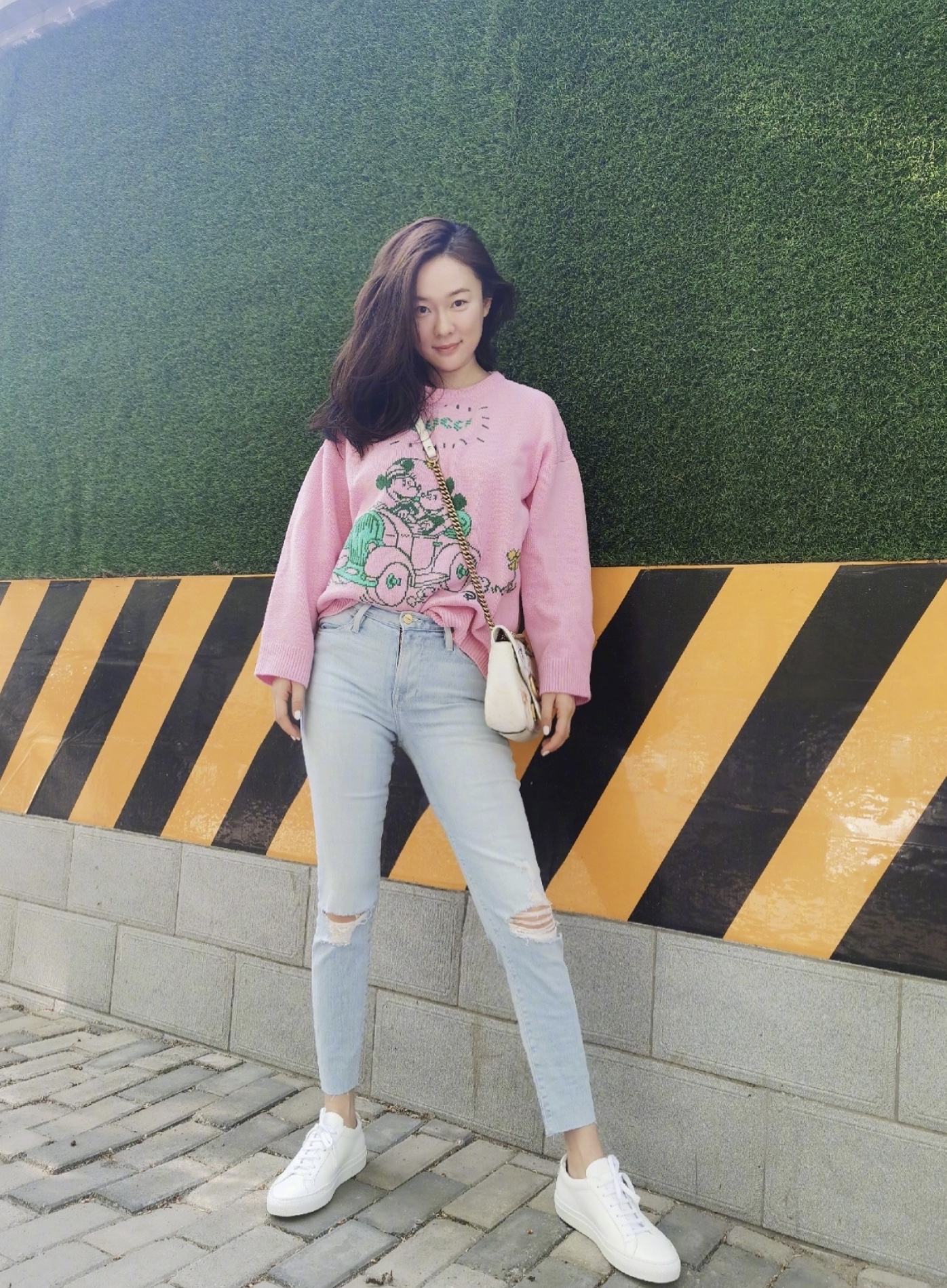 #牛仔裤#霍思燕终于瘦了！穿粉色卫衣配浅色牛仔裤春夏感十足，颜值也回春