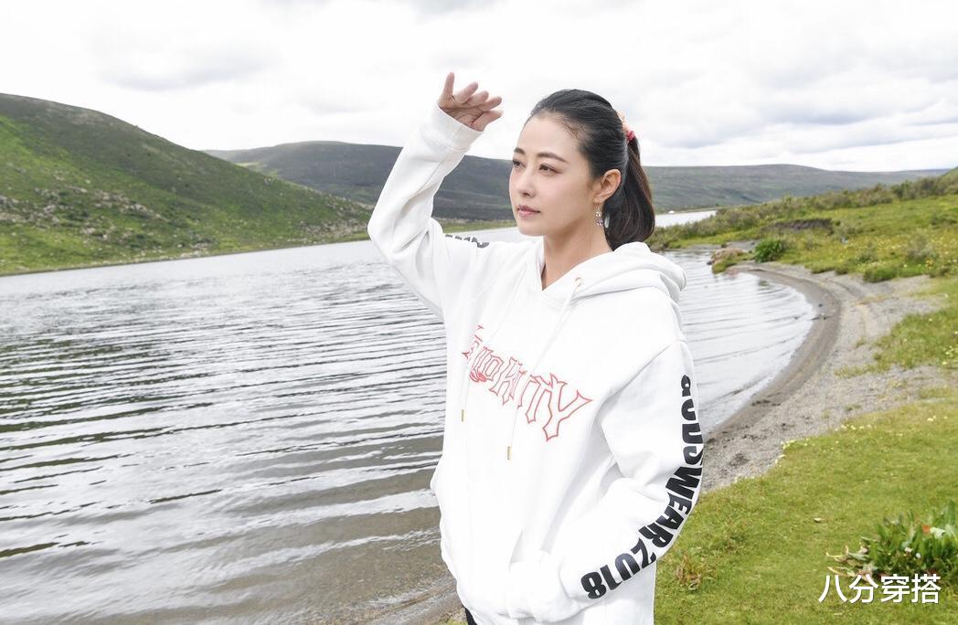 卫衣|周海媚53岁依旧风华绝代，穿白色卫衣休闲舒适，低调却很有气质