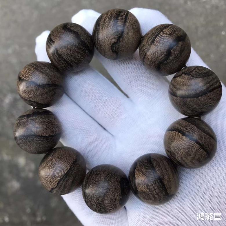 |沉香贵为木质文玩“巅峰”但是处境却十分尴尬！价值高昂为哪般？