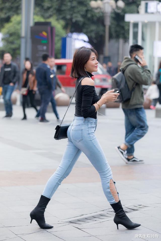 牛仔裤|黑色修身上衣搭配高腰牛仔裤，简约时尚，魅力四射