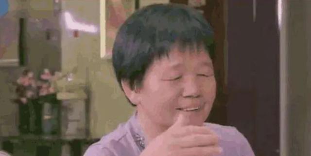 王宝强|王宝强母亲离世后，乡下豪宅人去楼空，大门却被无情涂上了4个字