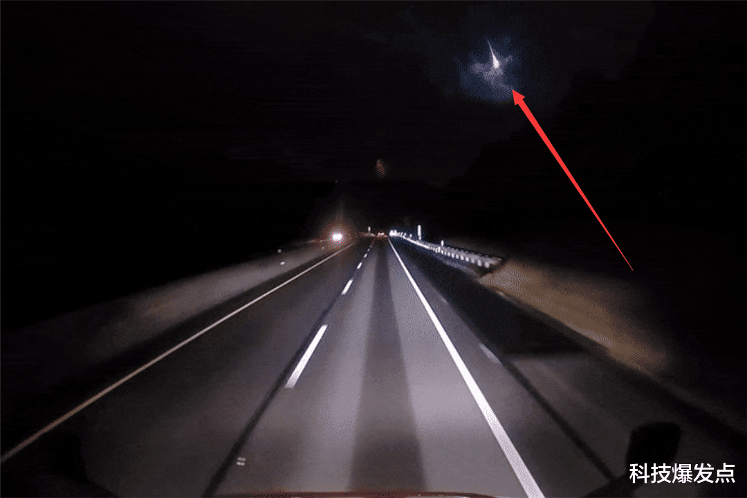 美国|美国15州收到700分报告,上空出现巨大火球,这是怎么回事?