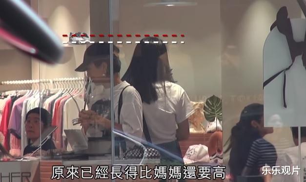 陳奕迅老婆開新店，15歲女兒比徐濠縈漂亮，對鏡頭十分害羞-圖3