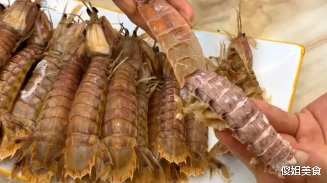 皮皮虾|海边人吃皮皮虾，找到这个“拉链”，5秒剥一个，再也不怕扎手了