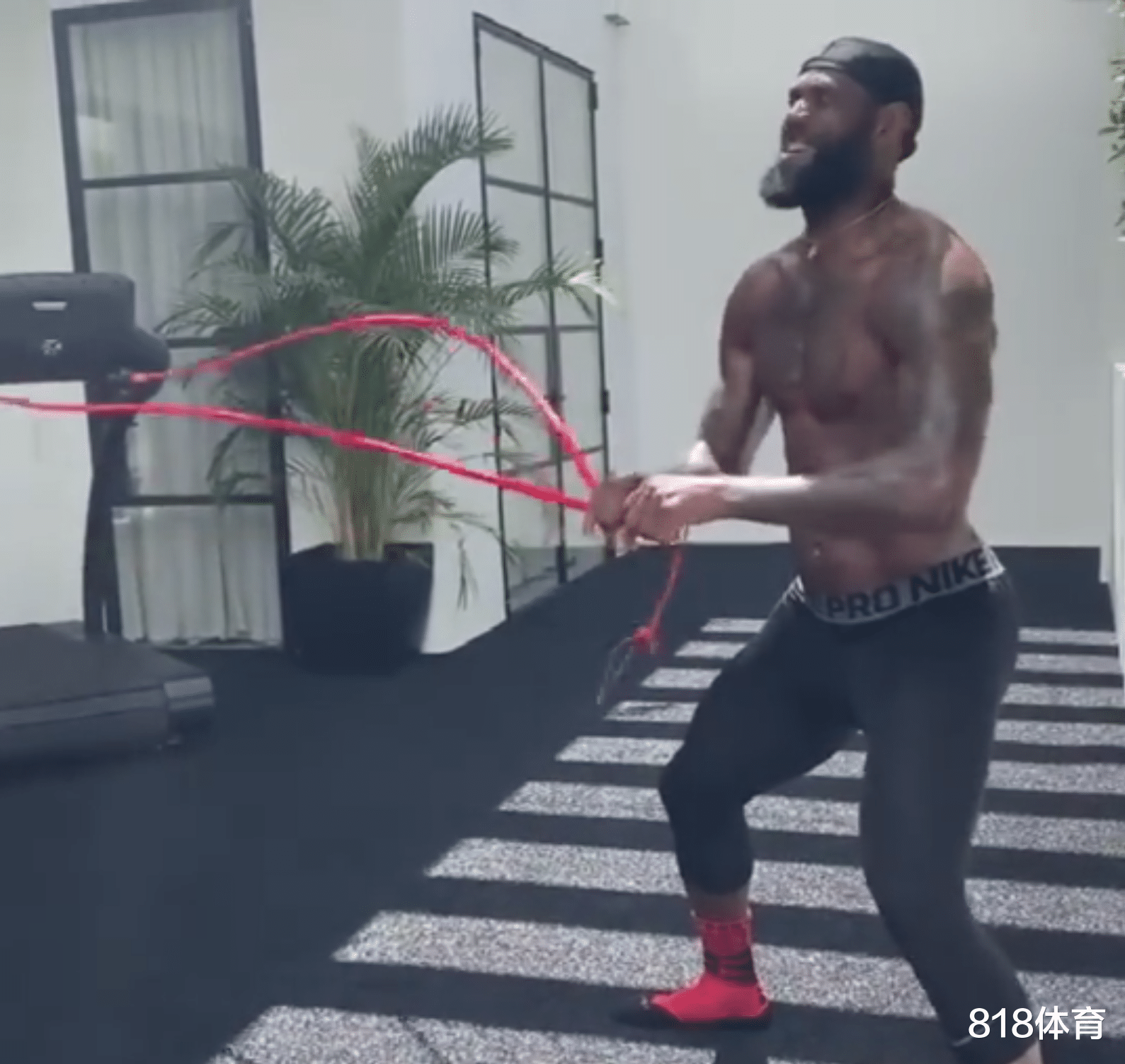 勒布朗·詹姆斯@老汉挥鞭！35岁詹皇后院光膀子做战绳训练，健硕胸肌+麒麟臂太秀