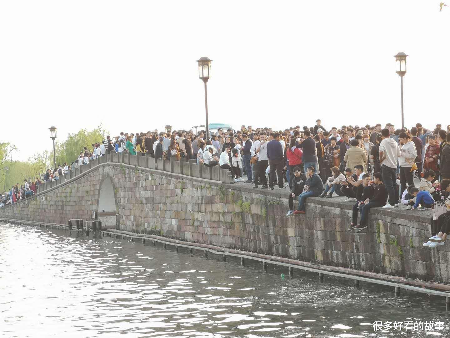 旅行|假期的西湖人太多,我在西湖看人海