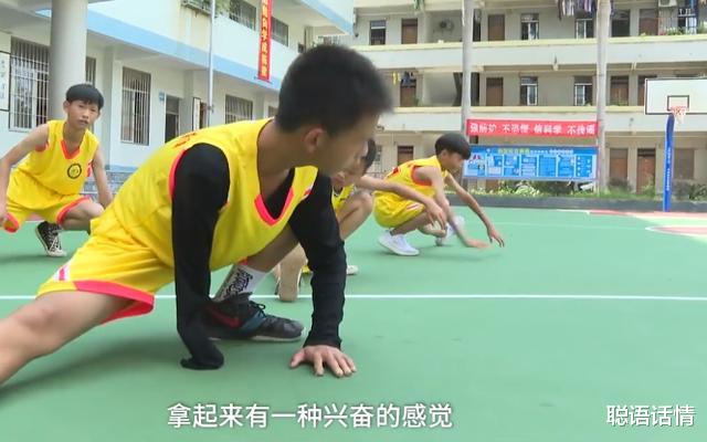 []14岁独臂少年打篮球走红网络：人生的意义，在于做自己想做的事
