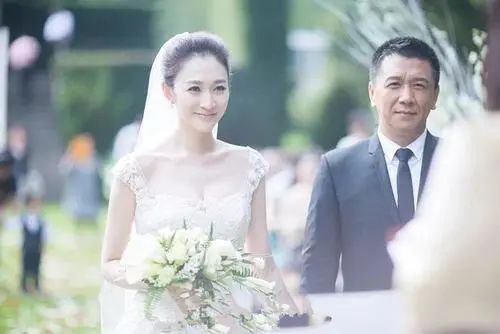 李小冉|勇夺人夫鄢颇,却落得鸡飞蛋打,今嫁金牌制片人,44岁仍未生