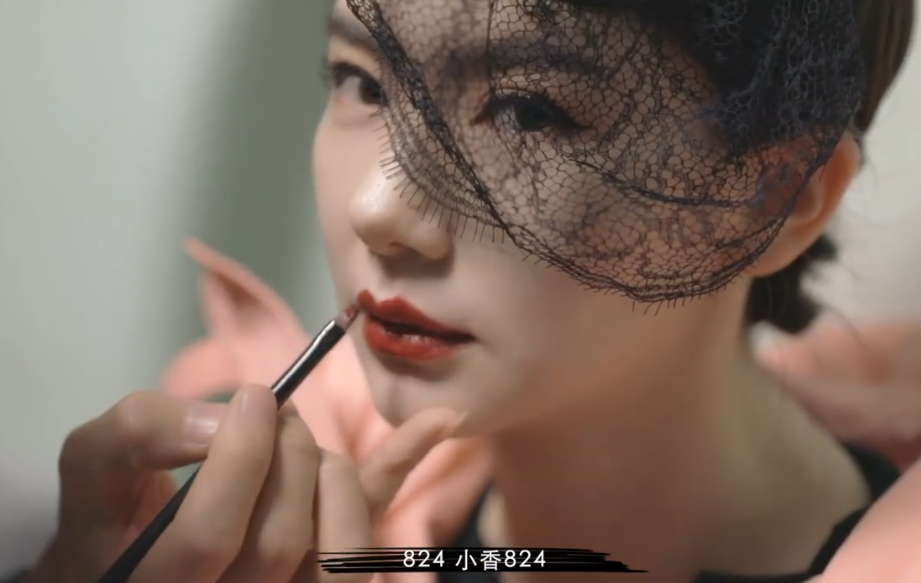 「戚薇」戚薇公开化妆视频，口红按着唇线涂，看清成品，才知她嘴巴多标准
