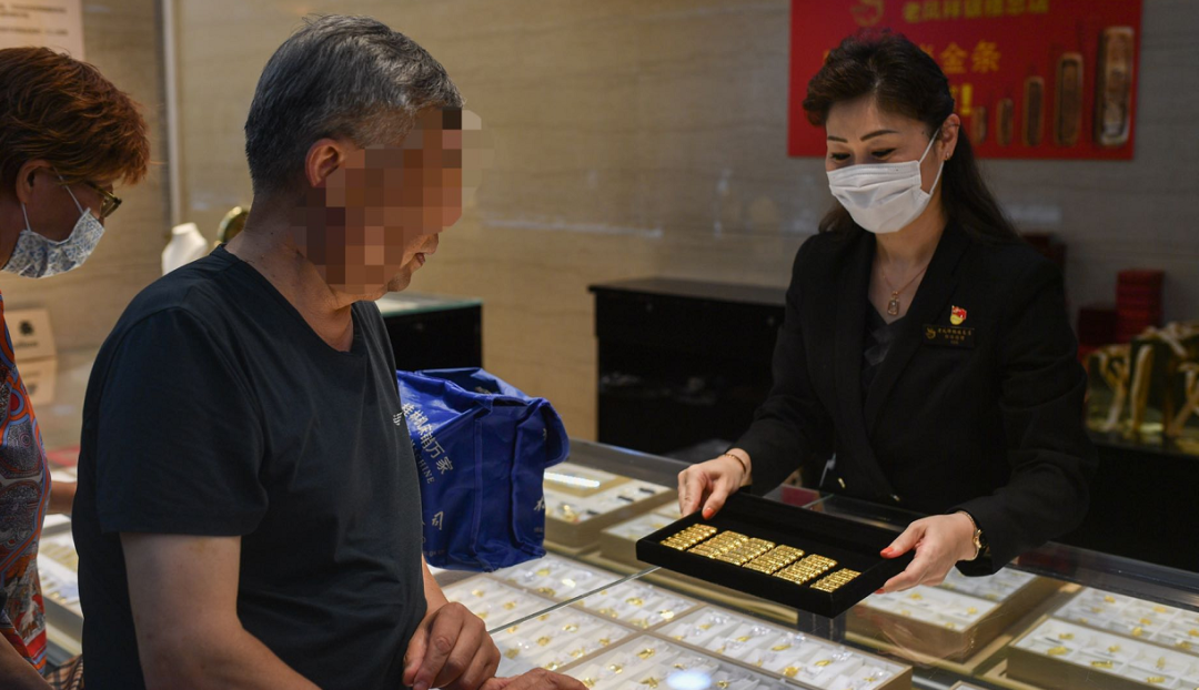 新民晚报|金价攀升！上海爷叔带35根金条来回售，还有人囤了10公斤
