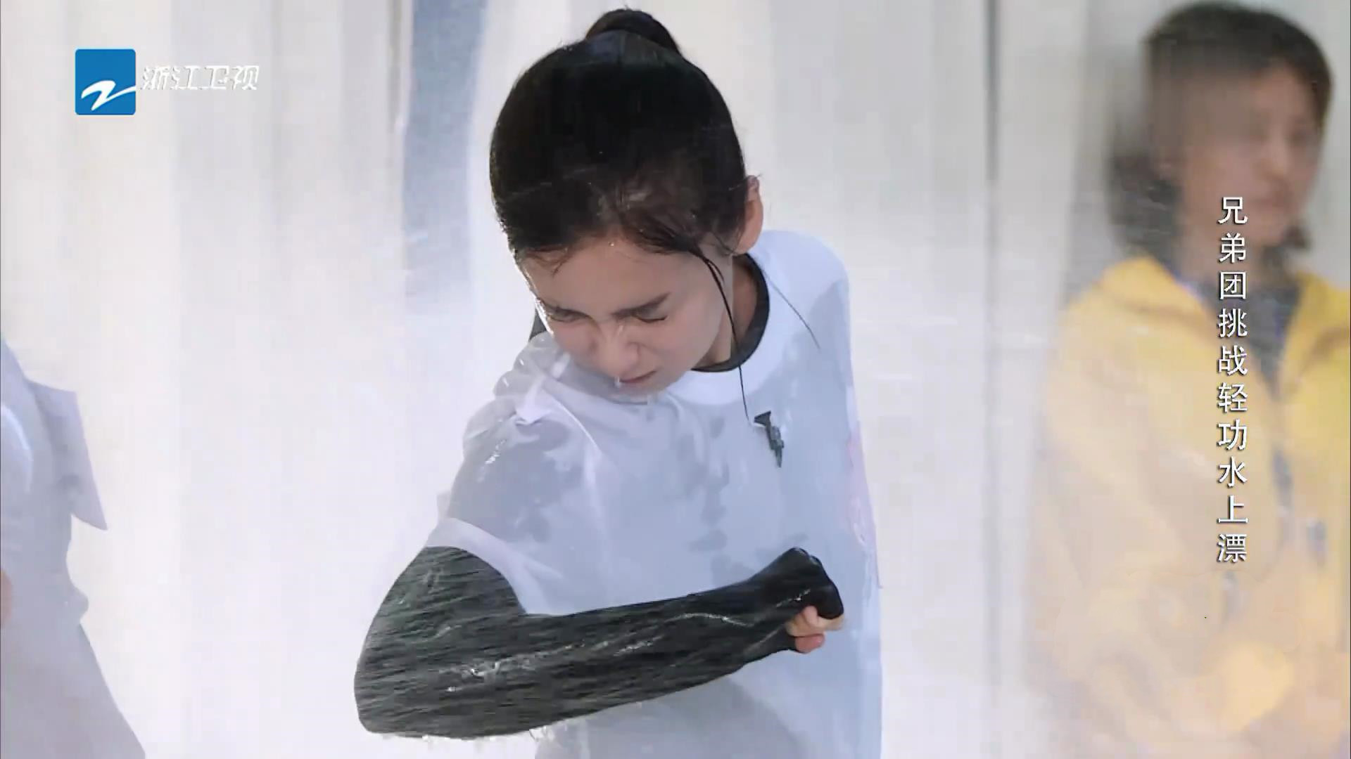 奔跑吧兄弟|baby到底整没整？录节目全程用手托下巴，当手松开的那刻真相了