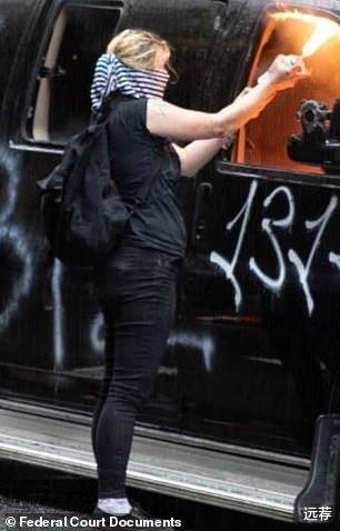 标题党■白人女子连烧5辆警车被逮捕！她身上的诡异纹身成破案线索！