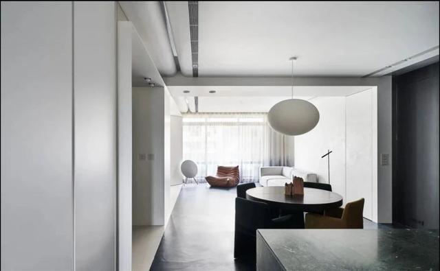 |他把家装成极简风,空旷的客厅,就为了孩子能肆意玩耍荡秋千!