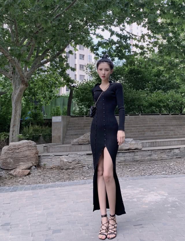 #复古#王思聪前女友张予曦太瘦！穿碎花连体裤配红鞋红发带，时髦又复古