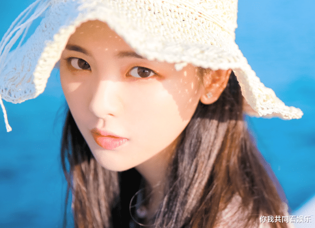 「杨超越」难怪杨超越的嘴唇这么水嫩，看到她涂唇膏的方式后，原来我错了十几年