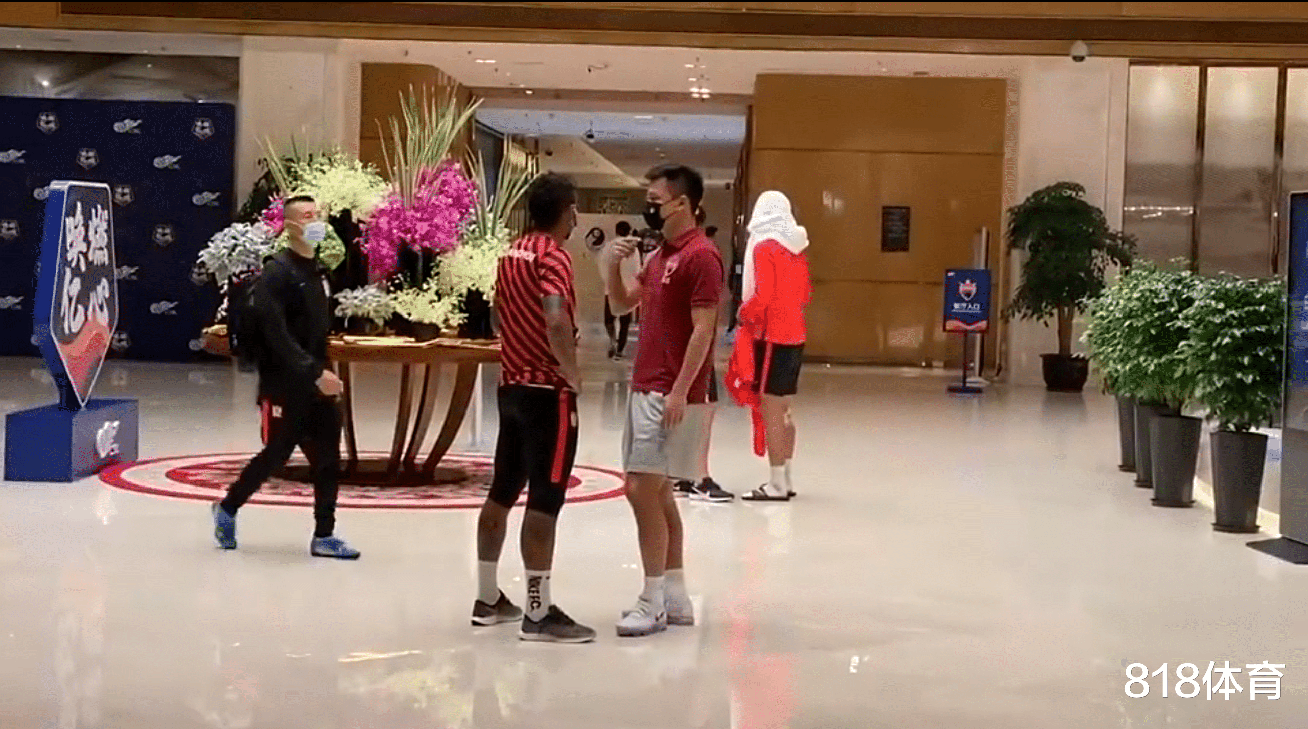 郜林|有没有信心? 郜林保利尼奥酒店偶遇老友叙旧, 不需翻译无障碍沟通