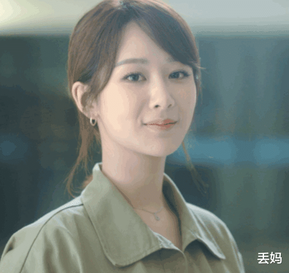 杨紫|杨紫为新戏瘦成“纸片人”，当站姐晒出上班照后，确定是同一个人？